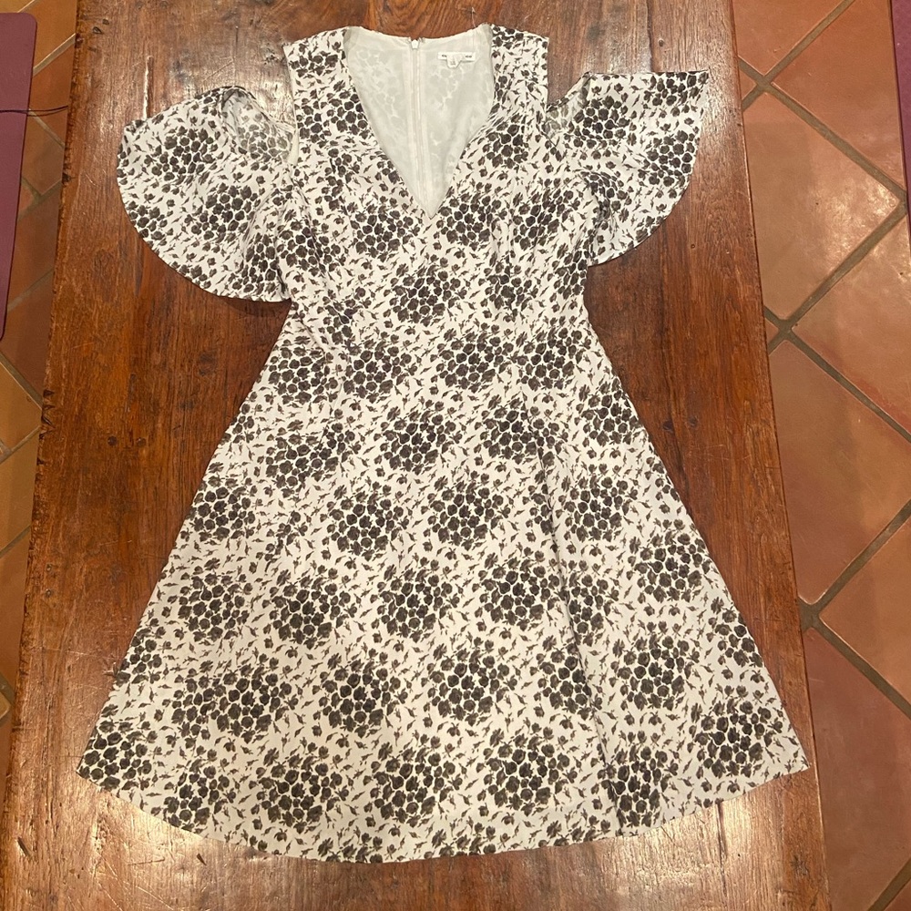 Gorgeous club Monaco cold shoulder dress never worn